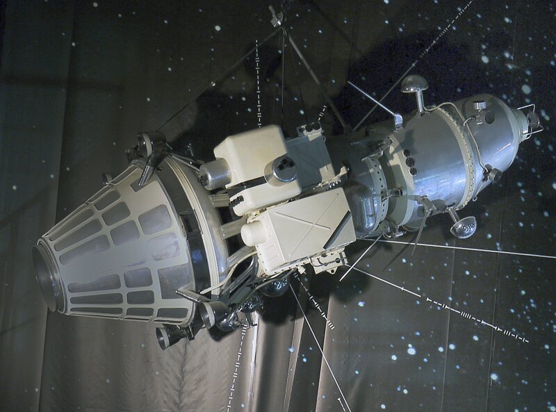 Луна-10 (СССР, 31.03.1966). Впервые в мире межпланетная станция вышла на орбиту вокруг Луны и получила данные о её химическом составе. 