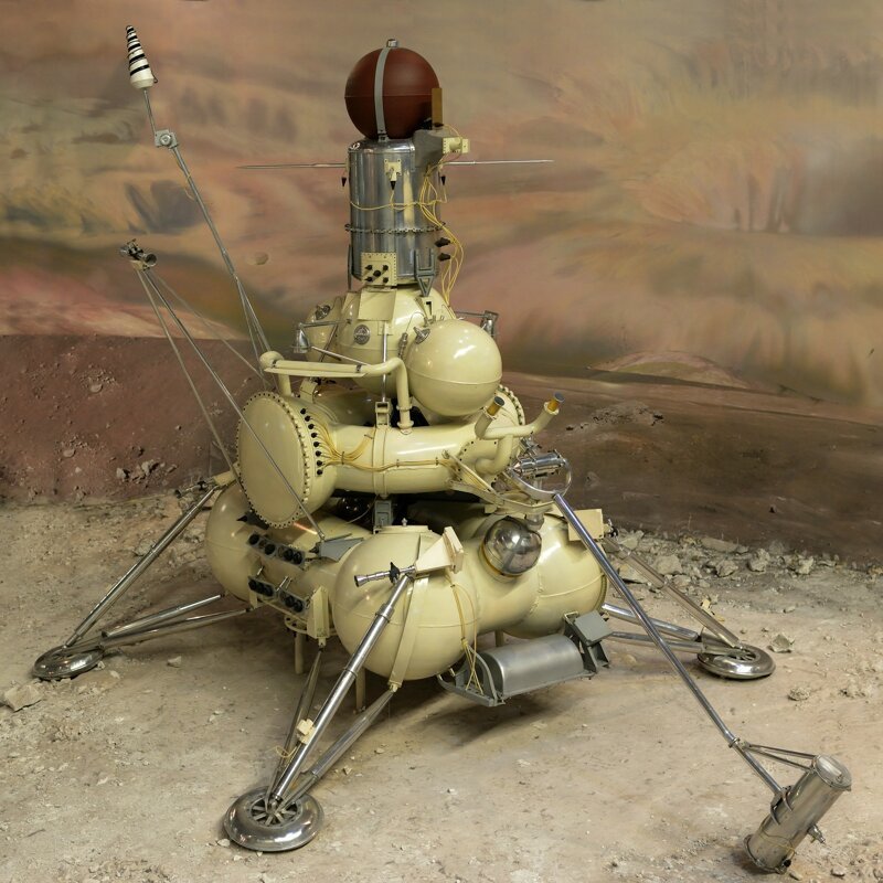 Луна-16 (СССР, 12.09.1970). Первая межпланетная станция, доставившая на Землю образцы лунного грунта массой 101 грамм.