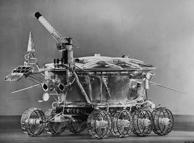 Луна-17 и Луноход-1 (СССР, 15.11.1970). Станция «Луна-17» доставила на лунную поверхность самоходный аппарат «Луноход-1». Луноход проработал на Луне одиннадцать лунных дней (10,5 земных месяцев) и проехал 10540 м.