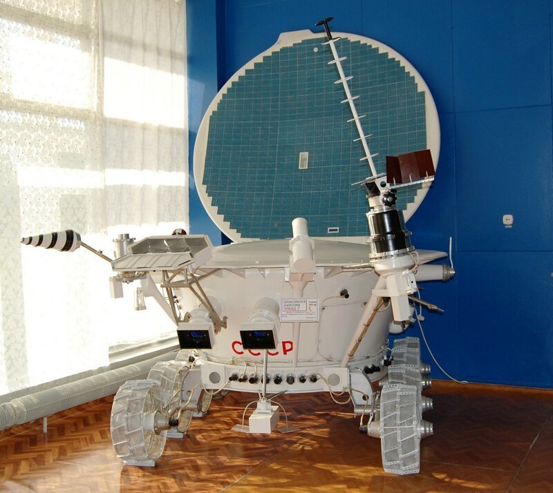 Луна-21 и Луноход-2 (СССР, 08.01.1973). Луноход-2, надёжнее и совершеннее своего предшественника, был доставлен на Луну станцией «Луна-21». За четыре месяца работы прошёл 42 километра, передал на Землю 86 панорам и около 80 000 кадров телесъёмки. 