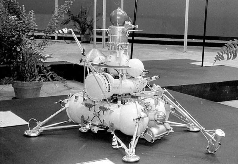 Луна-24 (СССР, 09.08.1976). Последняя советская станция, исследовавшая Луну. Доставила на Землю 170 граммов лунного грунта, исследовав который учёные получили убедительное доказательство наличия на Луне воды. 