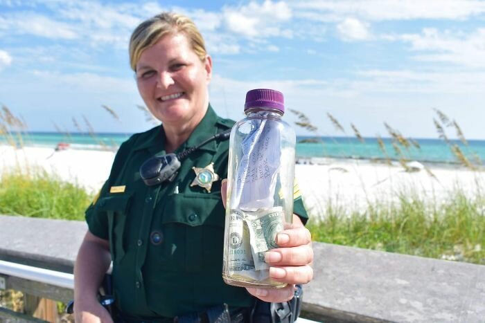 Офицер прекрасно понимала, что просто обязана дать возможность продолжить бутылке с прахом её путешествие, поэтому вернула ёмкость в Мексиканский залив