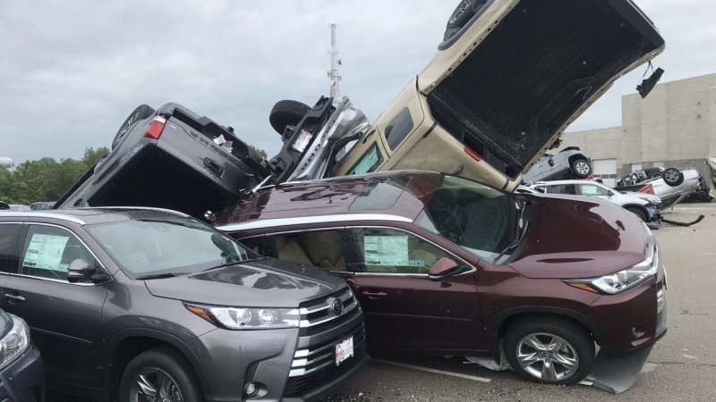 Мощнейший Торнадо уничтожил и повредил более 500 новых автомобилей на стоянке официального дилера