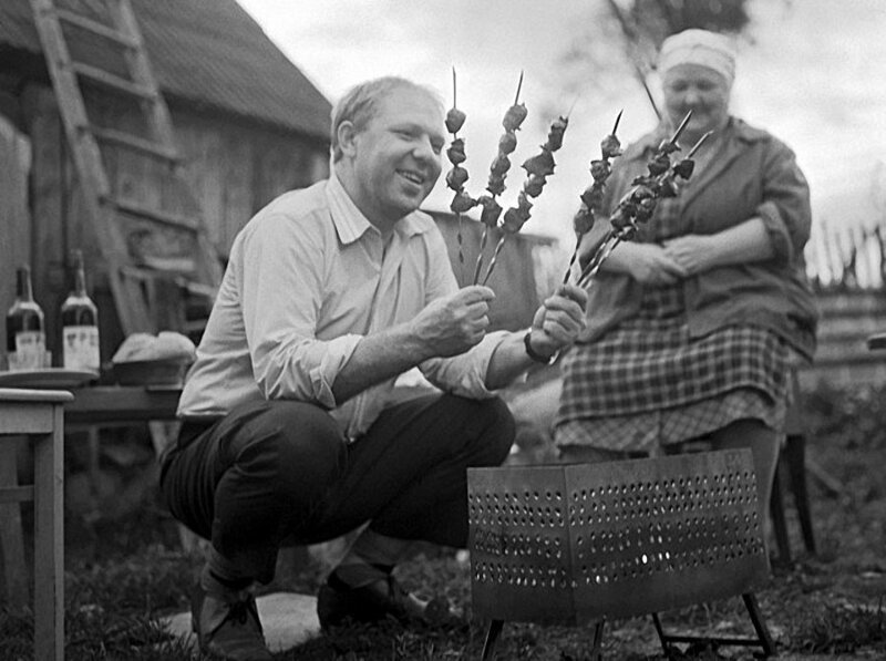 Клоун Олег Попов в гостях у родителей на даче, 1968 год.