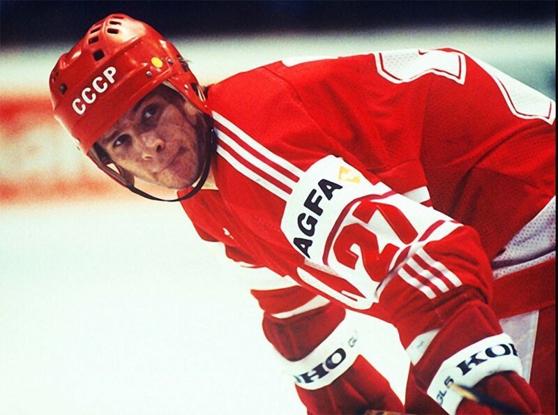 Нападающий сборной СССР, чемпион мира и Европы по хоккею Вячеслав Быков, 1985 год.