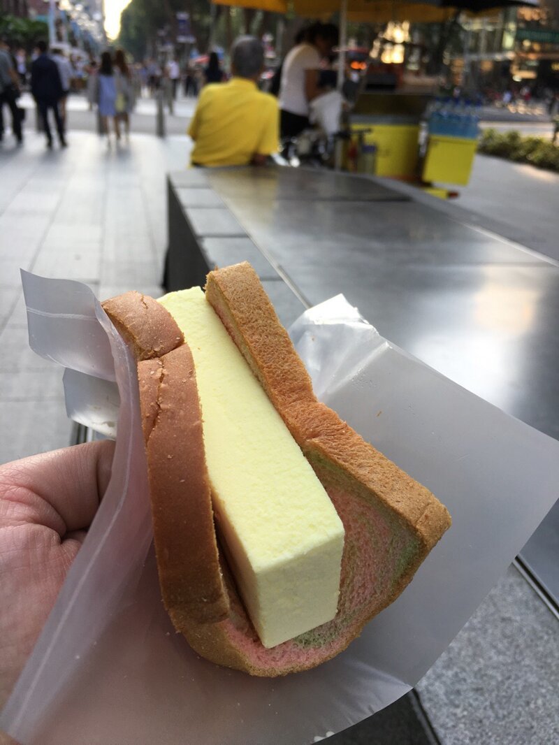 13. В Сингапуре едят сэндвичи с мороженым