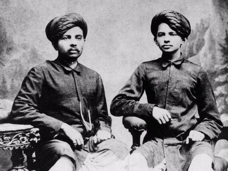 Индийский общественный и политический деятель Махатма Ганди (справа) со своим братом Лаксмидасом в 1886 году.