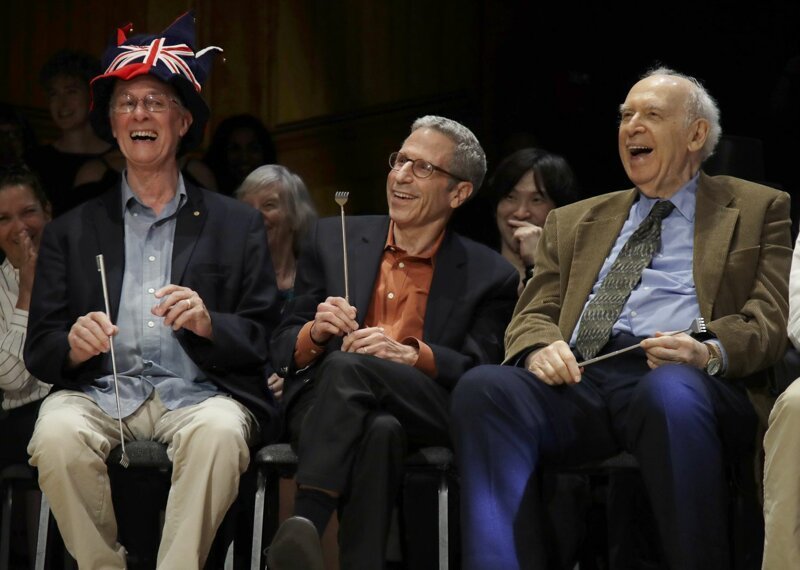 Слева направо: Нобелевские лауреаты Рич Робертс (Медицина, 1993 г.), Эрик Маскин (Экономика, 2007 г.) и Джером Фридман (Физика, 1990 г.) смеются во время 29-й ежегодной церемонии награждения