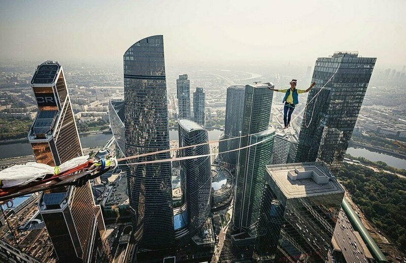 Спортсмены прошли по тросу между небоскребами, поставив мировой рекорд