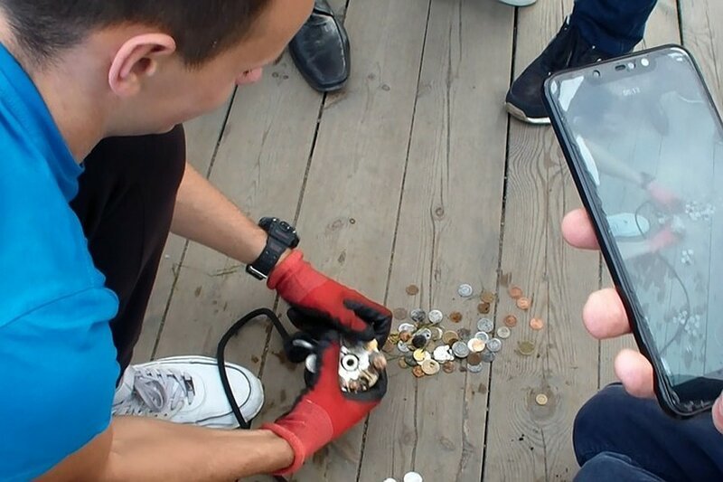 Два брата из Петербурга вылавливают монеты из рек, а затем отдают их в детские дома