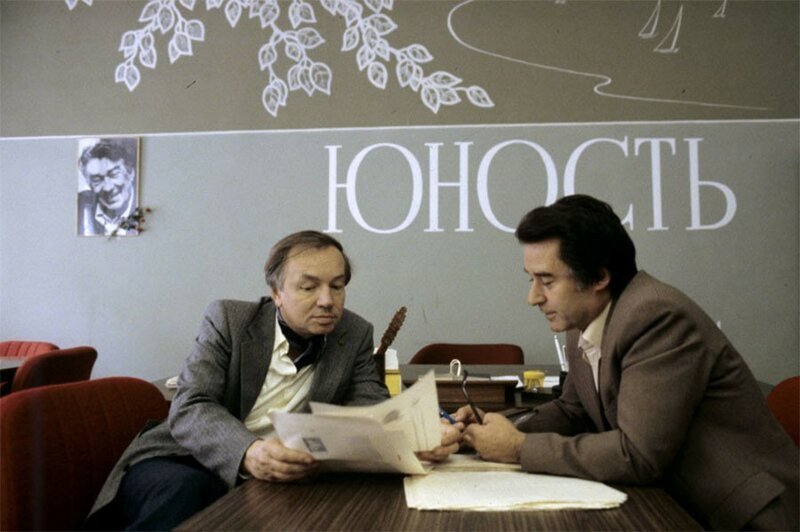 Главный редактор журнала "Юность" Андрей Дементьев и поэт Андрей Вознесенский. 1 июня 1983 года года