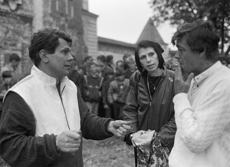 Кинорежиссер Юрис Подниекс, английский продюсер Вероника Боднарк и Николай Караченцов во время обсуждения съемок в Никитской слободе. 10 августа 1987 года