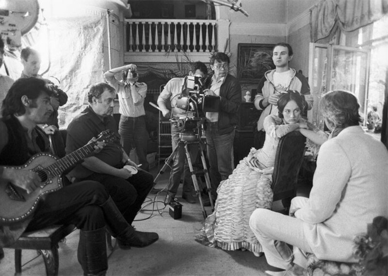 Эльдар Рязанов и Лариса Гузеева в роли Ларисы Огудаловой на съёмках художественного фильма "Жестокий романс". 1983 год.