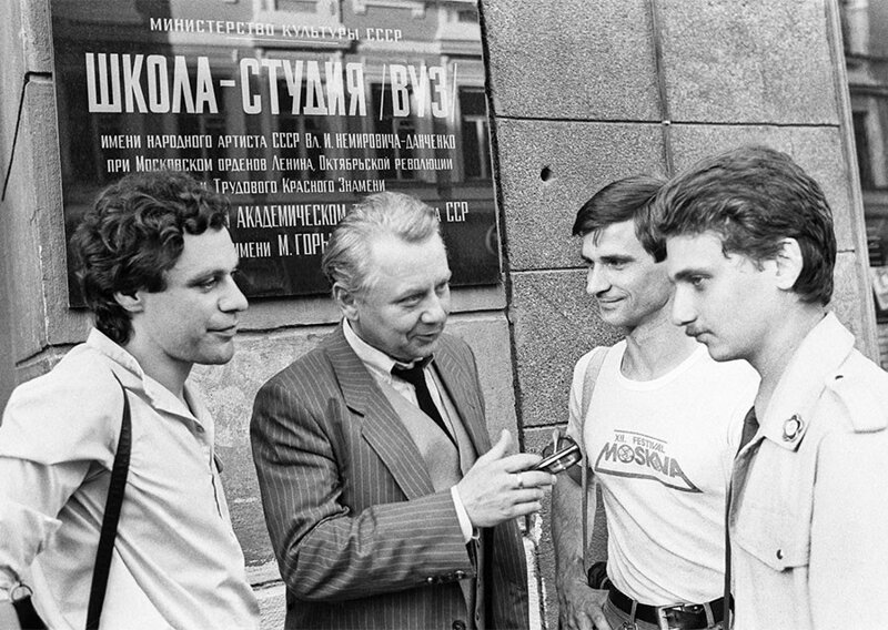 Олег Табаков со своими учениками - студентами школы-студии МХАТ. 8 августа 1985 года