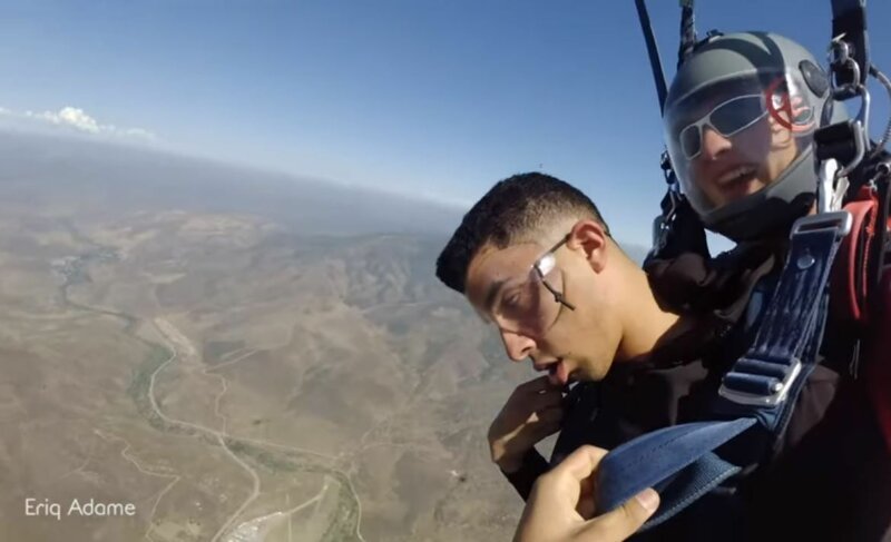 Морской пехотинец США, боящийся высоты, три раза потерял сознание во время прыжка с парашютом