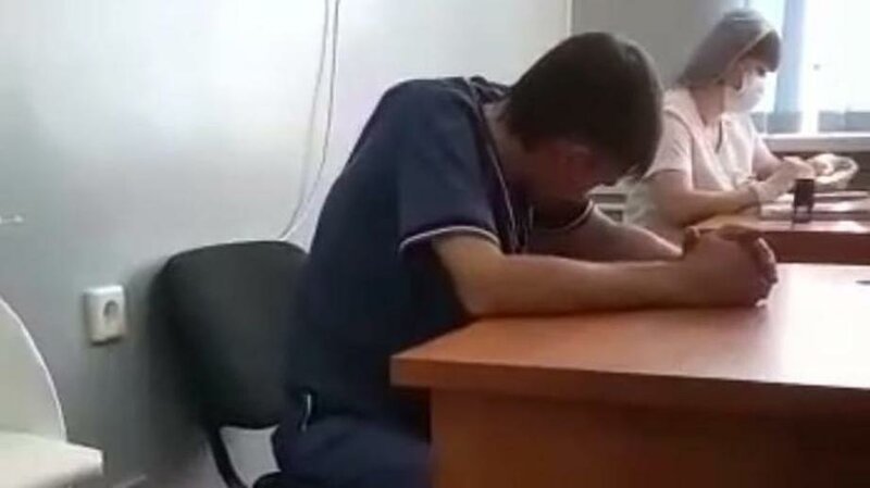 Пьяный врач в Северной Осетии посоветовал помазать загипсованную ногу мазью