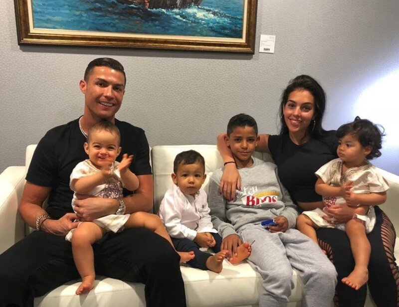 Футболист с девушкой и детьми: Криштиану-младший, Ева и Матео, родившиеся от суррогатных матерей, и дочка Алана - первый ребенок от Джорджины Родригес