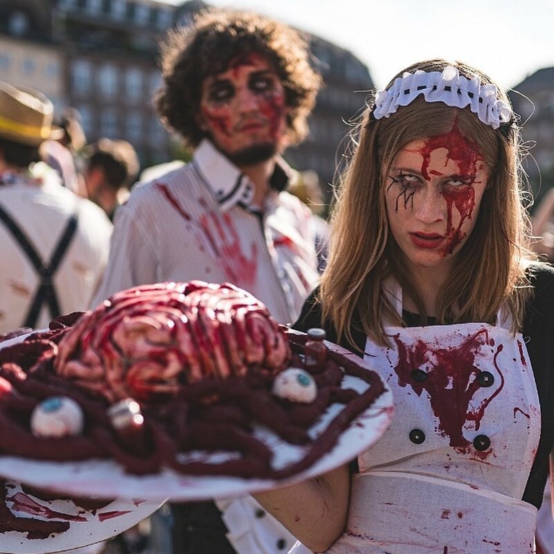 Парад живых мертвецов: в Страсбурге прошло масштабное шествие зомби