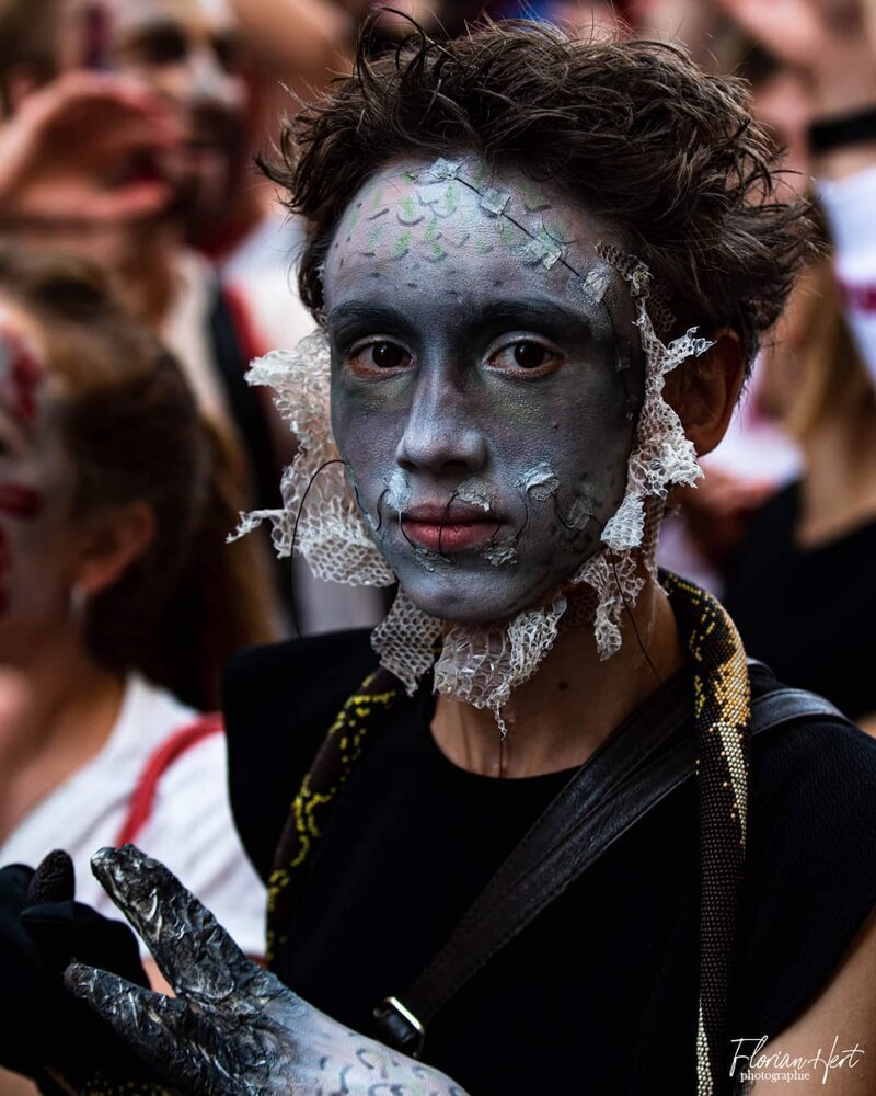 Парад живых мертвецов: в Страсбурге прошло масштабное шествие зомби