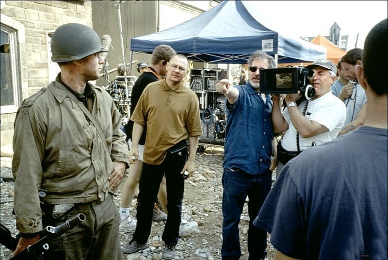 Стивен Спилберг, Том Хэнкс и  Януш Камински  на съемках «Спасти рядового Райана» (1998)