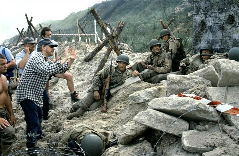 Стивен Спилберг на съемках «Спасти рядового Райана» (1998)