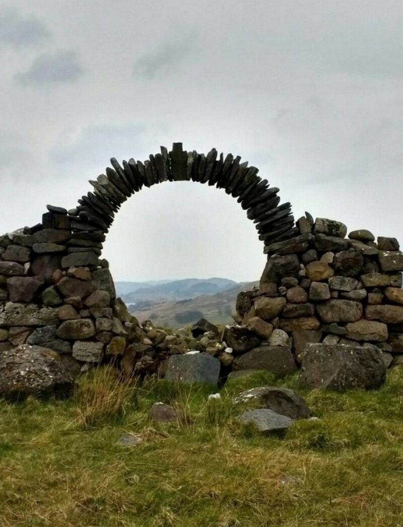 Каменная арка на холме в Шотландии