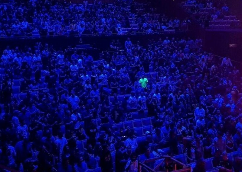 В толпе нашелся один парень, футболка которого светилась в ультрафиолете