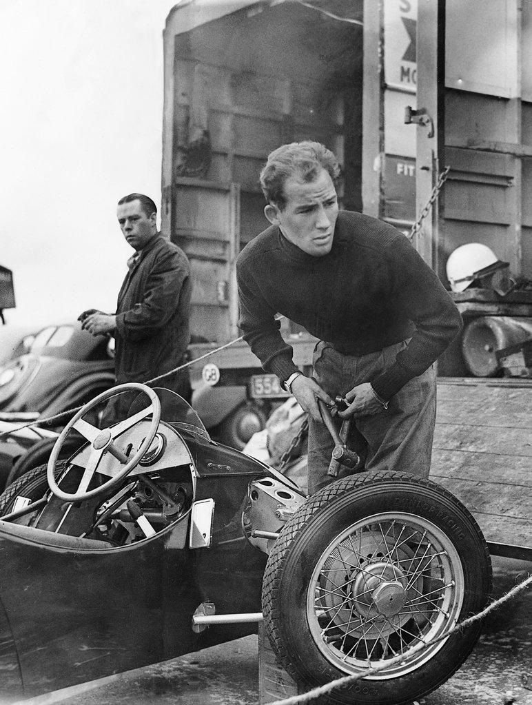 В прежние времена даже топовым пилотам, приходилось порой копаться в железе. Гран-при Великобритании, 1952