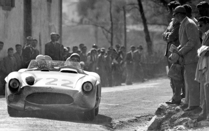 Победа Стирлинга на Mille Miglia 1955 года – одна из самых невероятных историй в летописи автоспорта. Мосс и его Mercedes-Benz 300 SLR установили рекорд трассы, при этом средняя (!) скорость прохождения дистанции составила невероятные 159 км/ч!