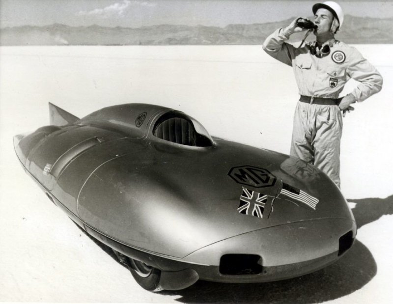 Помимо гоночных успехов, Мосс вписал свое имя в книгу рекордов скорости. В 1957-м Стирлинг установил пять рекордов на специально-подготовленном компрессорном MG EX181