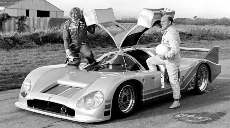 Стирлинг вместе с другим знаменитым британцем Джеймсом Хантом рядом со спортпрототипом Aston Martin Nimrod