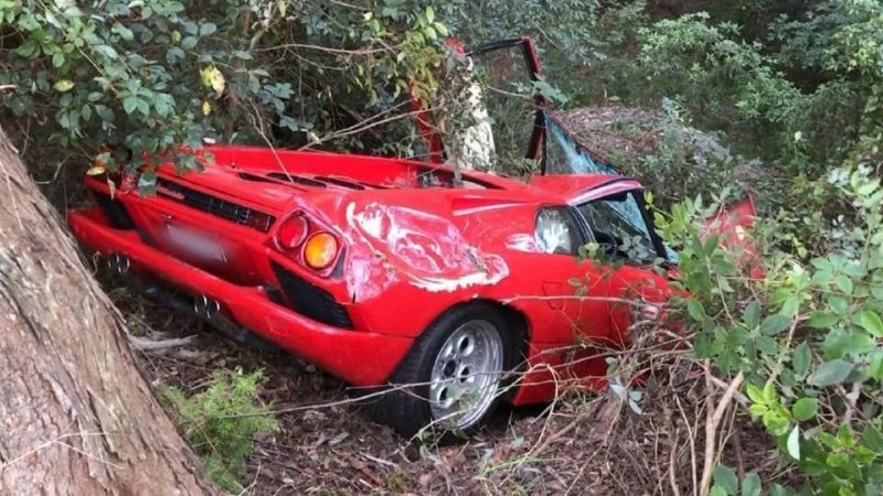 Владелец разбил недавно купленный Lamborghini Diablo на юге Сиднея
