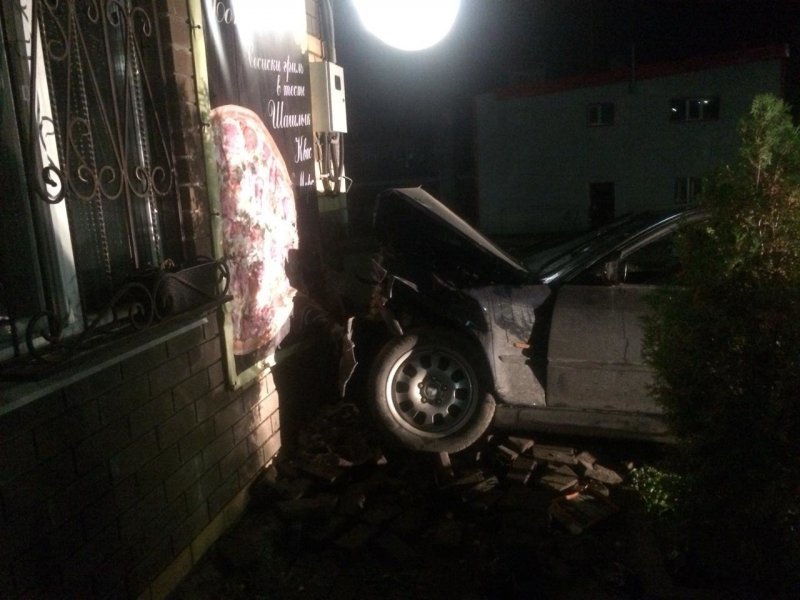 Авария дня. В Татарстане молодой водитель BMW протаранила стену магазина