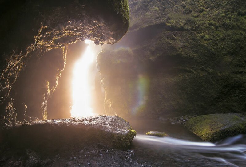 4. Водопад Глюфрафосс (Gljúfrafoss), пещера с термальным источником