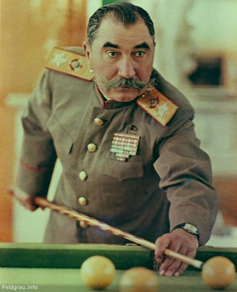 Георгиевский кавалер, легенда Красной Армии Семен Михайлович Буденный за игрой в бильярд.