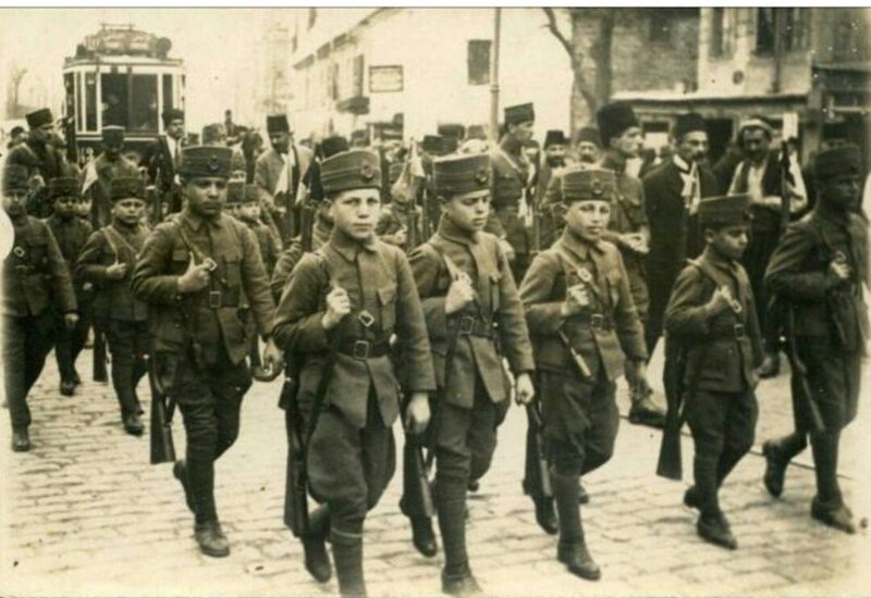 Турецкие подростки маршируют, чтобы принять участи в битве при Галлиполи, 1915 год.