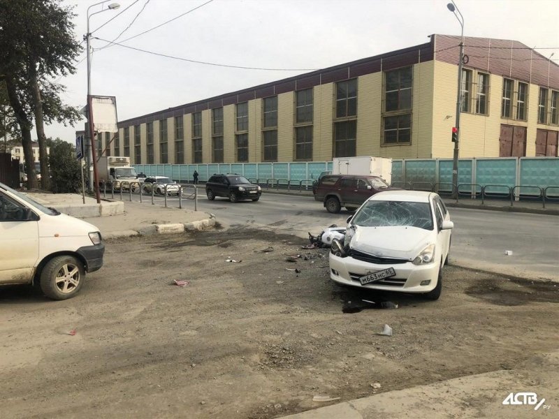 Авария дня. В Южно-Сахалинске жестко столкнулись мотоцикл и автомобиль