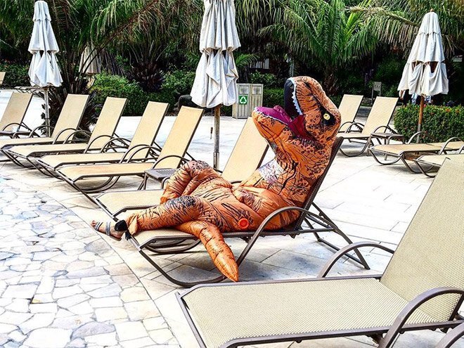 Надувной костюм тираннозавра заполонил Инстаграм*