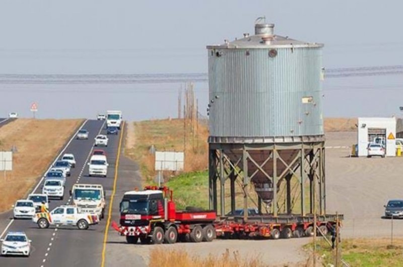 Перевозка огромного резервуара с завода по переработке угля в Южной Африке.