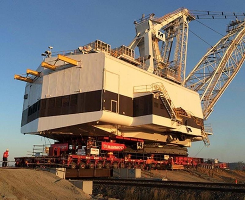 Вот так перевозили 3000-тонный экскаватор из одной угольной шахты в другую (почти на 100 километров) в Австралии.