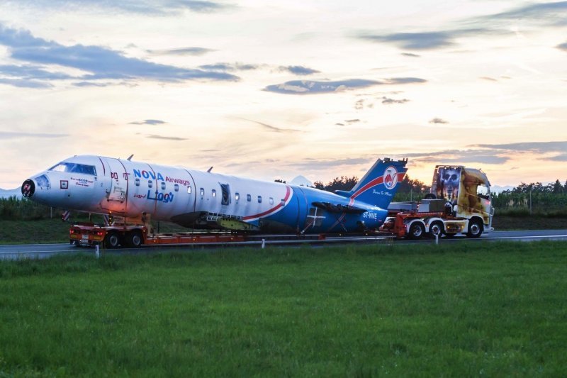 Словенский Floro Transport использовал двухосный низкорамный прицеп для перевозки самолета Bombardier CRJ 200. Пассажирский самолет весил приблизительно 20 тонн, длина груза - около 27 метров.