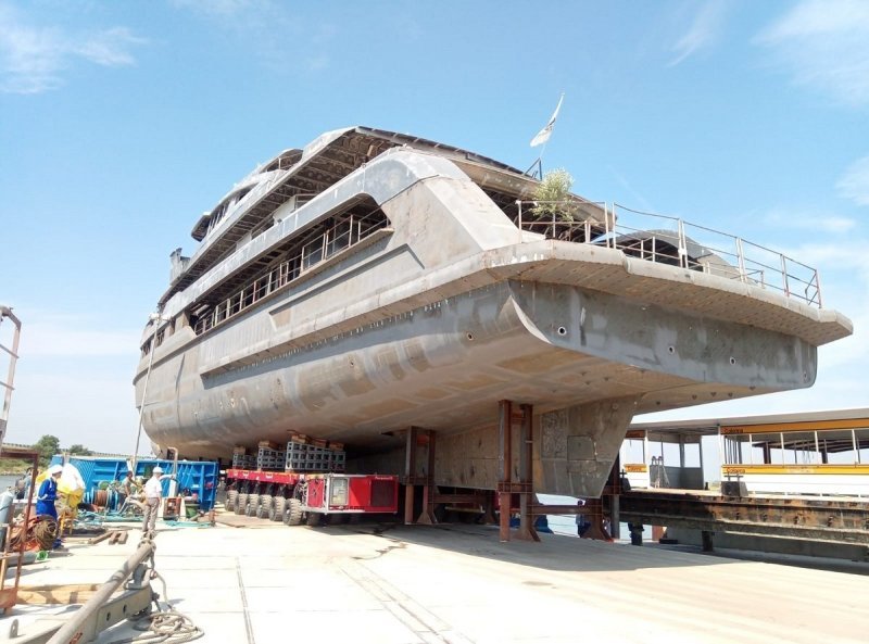 Вот так Pasquinelli Spa перевезла 460-тонную яхту из Кьоджи в Анкону, Италия.