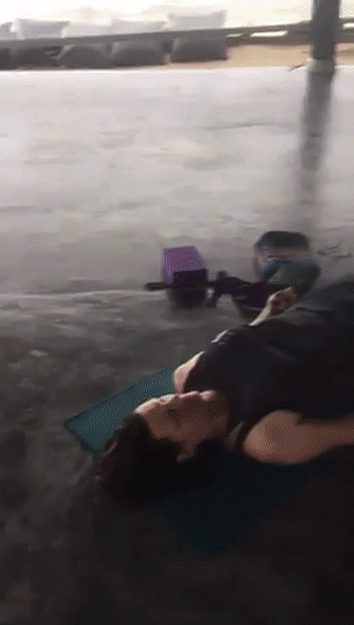 На занятиях йогой