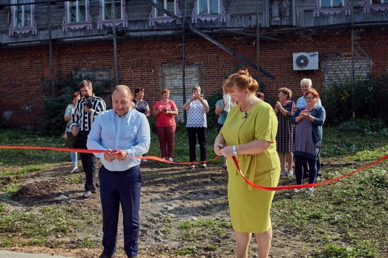 Чиновник и красная ленточка