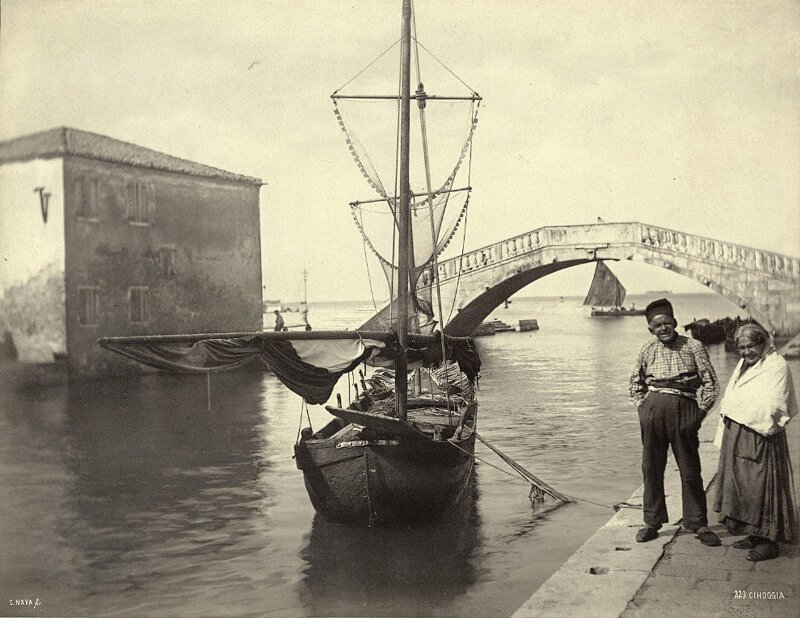 Старики и рыболовное судно в Кьоджа, 1870 год.