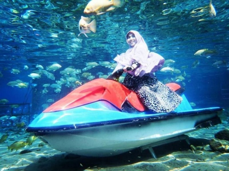 Деревенский пруд в Индонезии стал горячей точкой подводного селфи