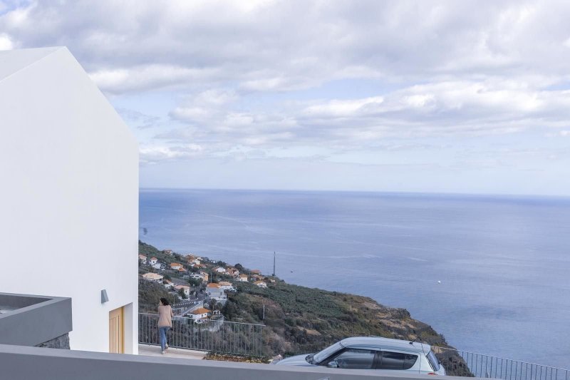 Белый дом с видом на океан на острове Мадейра