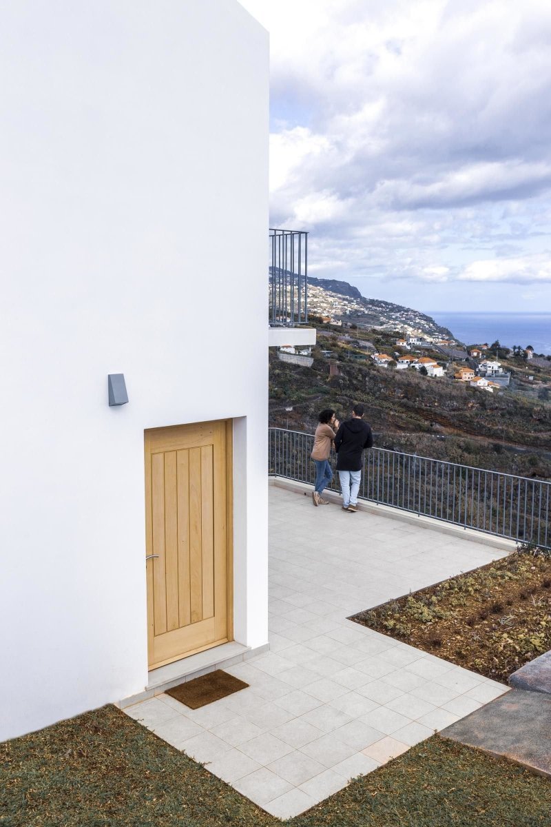 Белый дом с видом на океан на острове Мадейра