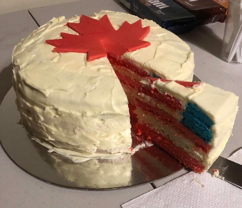 4. «Сделал тортик на день рождения друга из Канады»