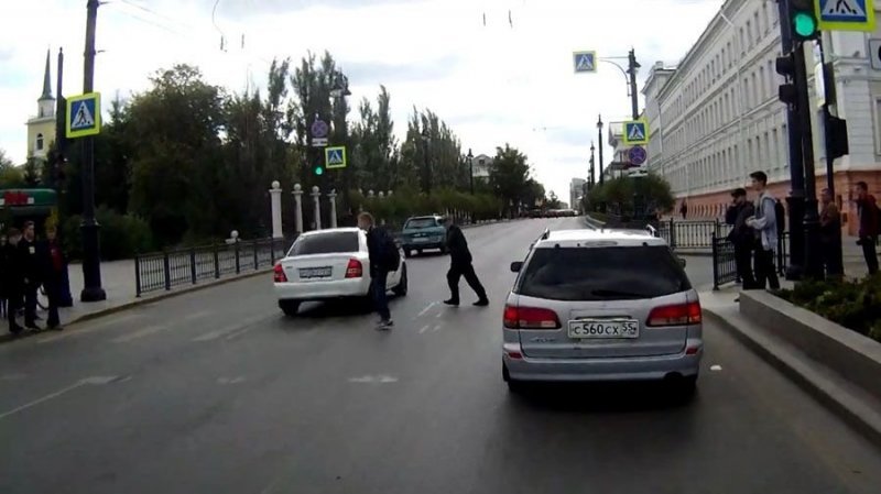 В Омске пожилому пешеходу не удалось перебежать дорогу на "красный"